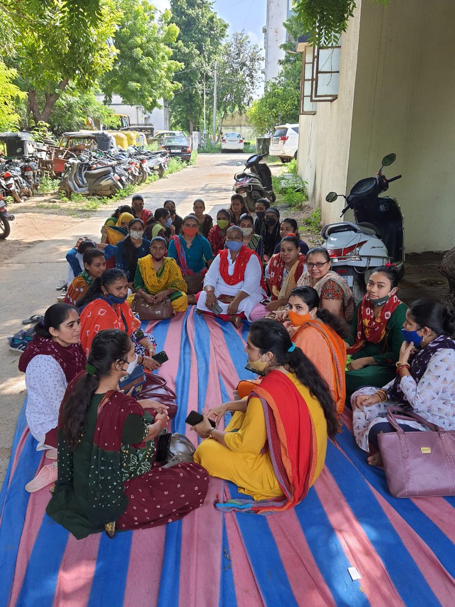 LbZala4's tweet photo. *આજરોજ મહેસાણા તાલુકા તલાટી ભાઈ બહેનો ને ધરણાં સ્થળે ચાલુ ટીવી , મીડિયા બાઈટ રોકી ,તાલુકા મથકે થી A ડિવિઝન પોલીસ ચોકી લઈ આવવામાં આવ્યા છે* https://t.co/41iRiO9Aih