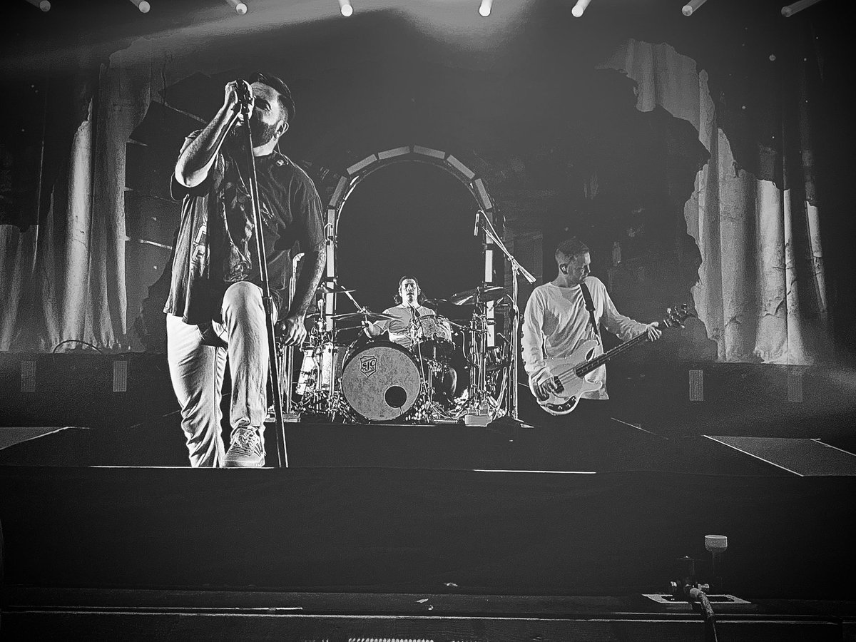 silentkristin's tweet photo. @AAofficial and @adtr 🖤
#reentrytour •9.30.21• https://t.co/vkuSVyT6es