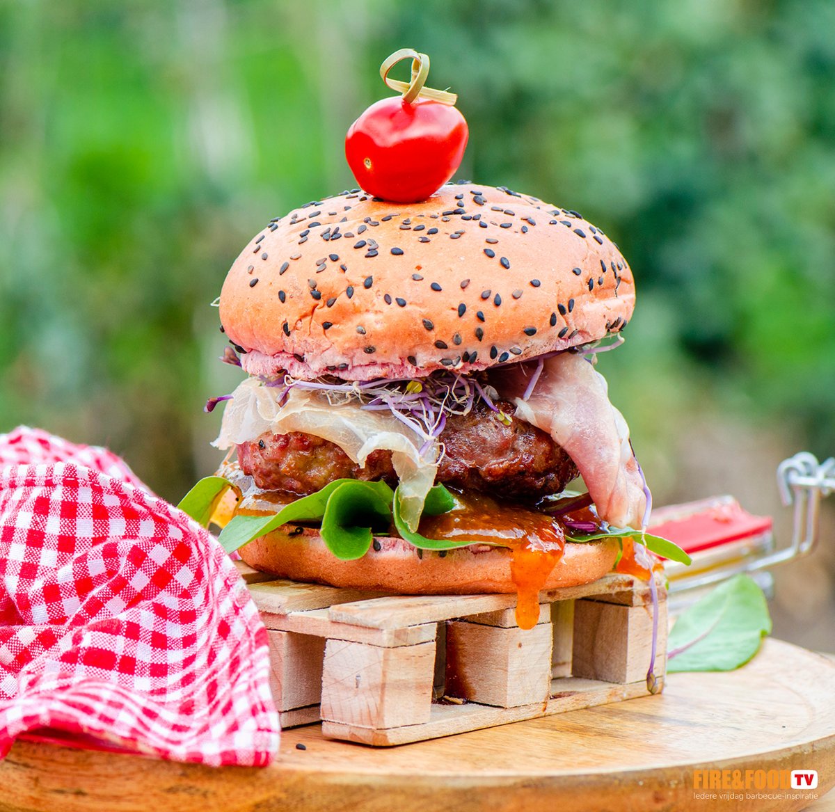 Lekker voor dit weekend is deze Ducky burger met mangochutney. Want Bastiaan en pitmaster Rinus Poot hebben de zomer nog in het hoofd. Kijk je mee? -> youtu.be/1GfQOWa2Bd0