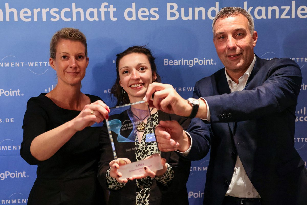 Bluessaenger's tweet photo. Die Kooperation der lippischen CDOs und Digitalisierungsbeauftragten gewinnt beim eGov-Wettbewerb 2021! 15 Kommunen treiben in enger und vertrauensvoller Zusammenarbeit die Digitalisierung im Kreis Lippe voran. Wir sind sehr stolz und alle ein bisschen aus dem Häuschen🥳 #eGovW https://t.co/G5iIRKpwpX