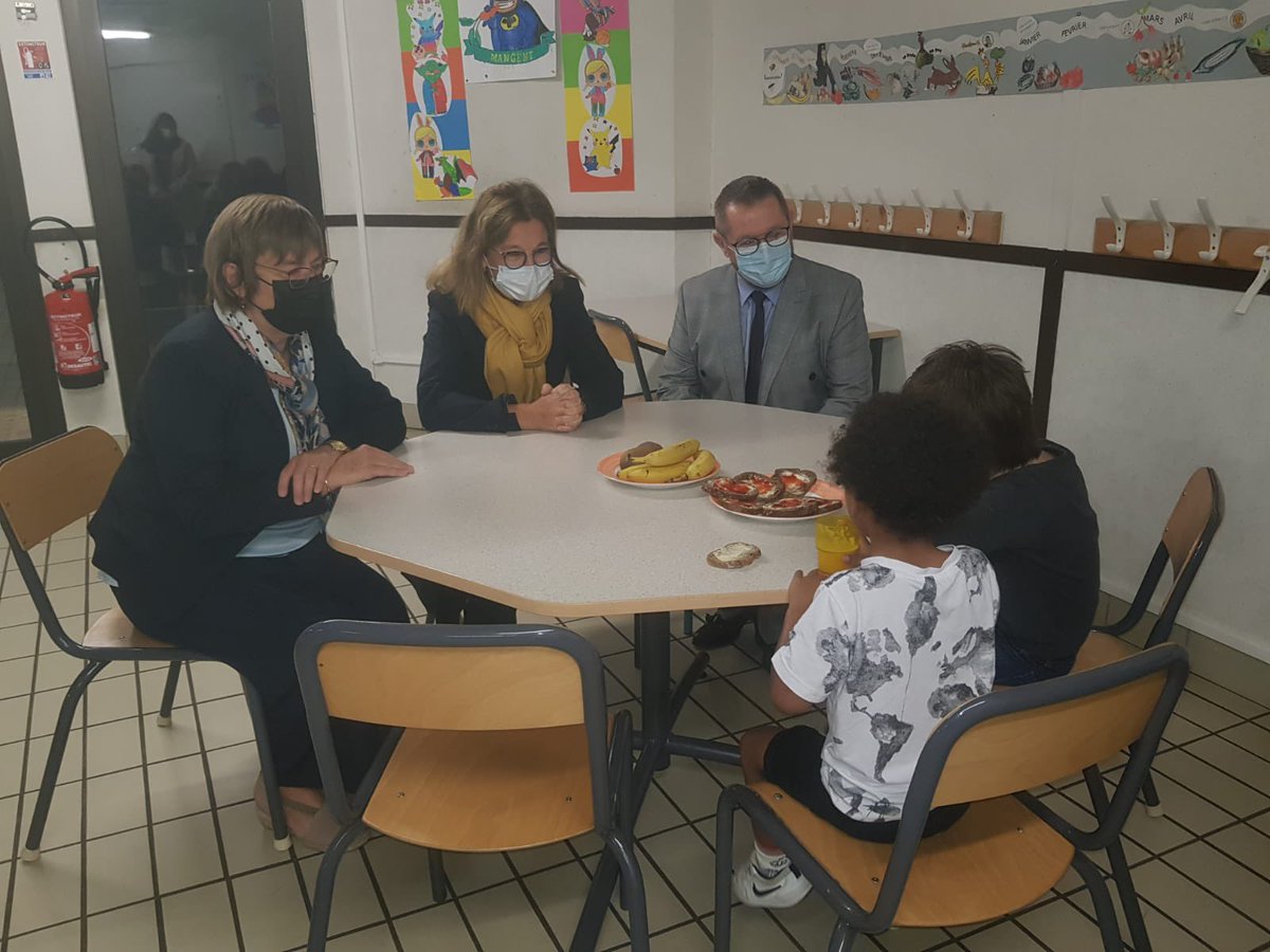 ABisagni's tweet photo. Séquence conviviale #PetitsDéjeuners à l’école Bouillerce #Pau Merci aux élus et personnels mobilisés pour que les enfants commencent bien la journée ! @AcBordeaux @dsden64 #citéeducative https://t.co/uSvqkrWCzj