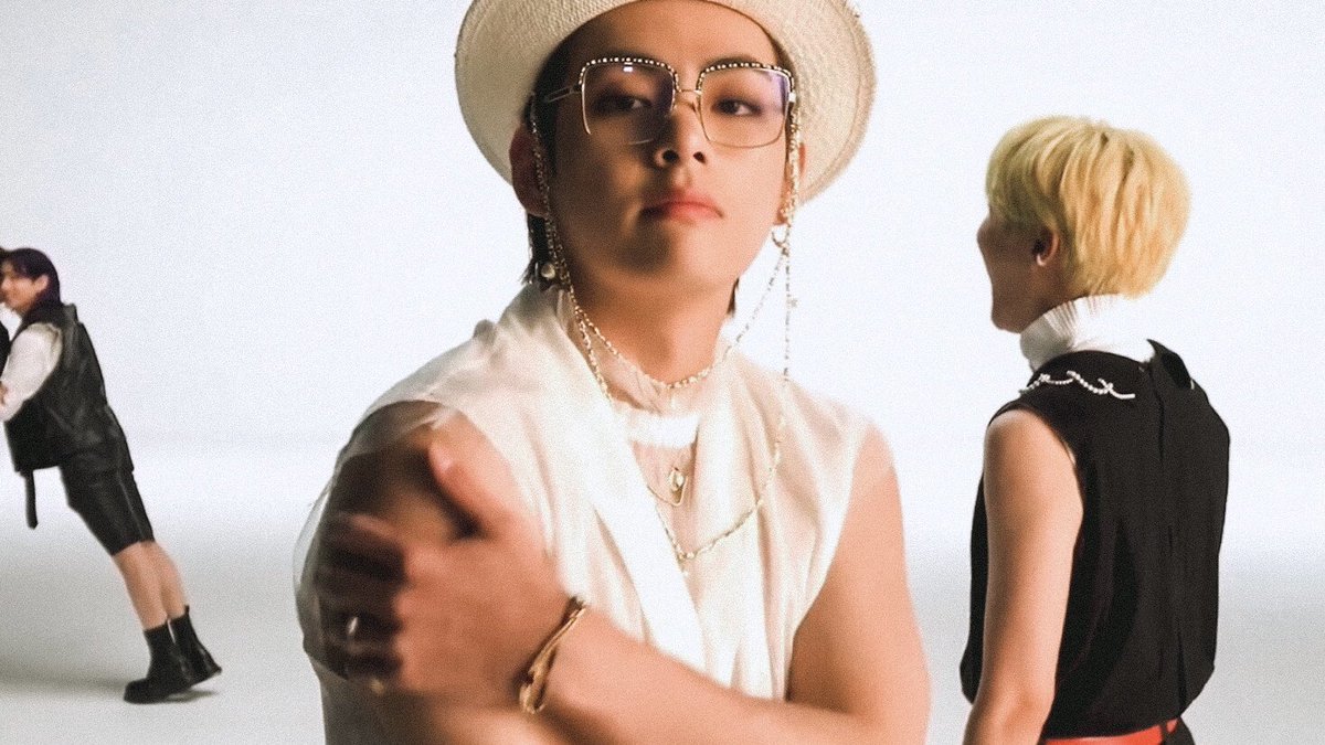 taeteland's tweet photo. KIM TAEHYUNG IS SO FINE https://t.co/KKe02Xqx7L