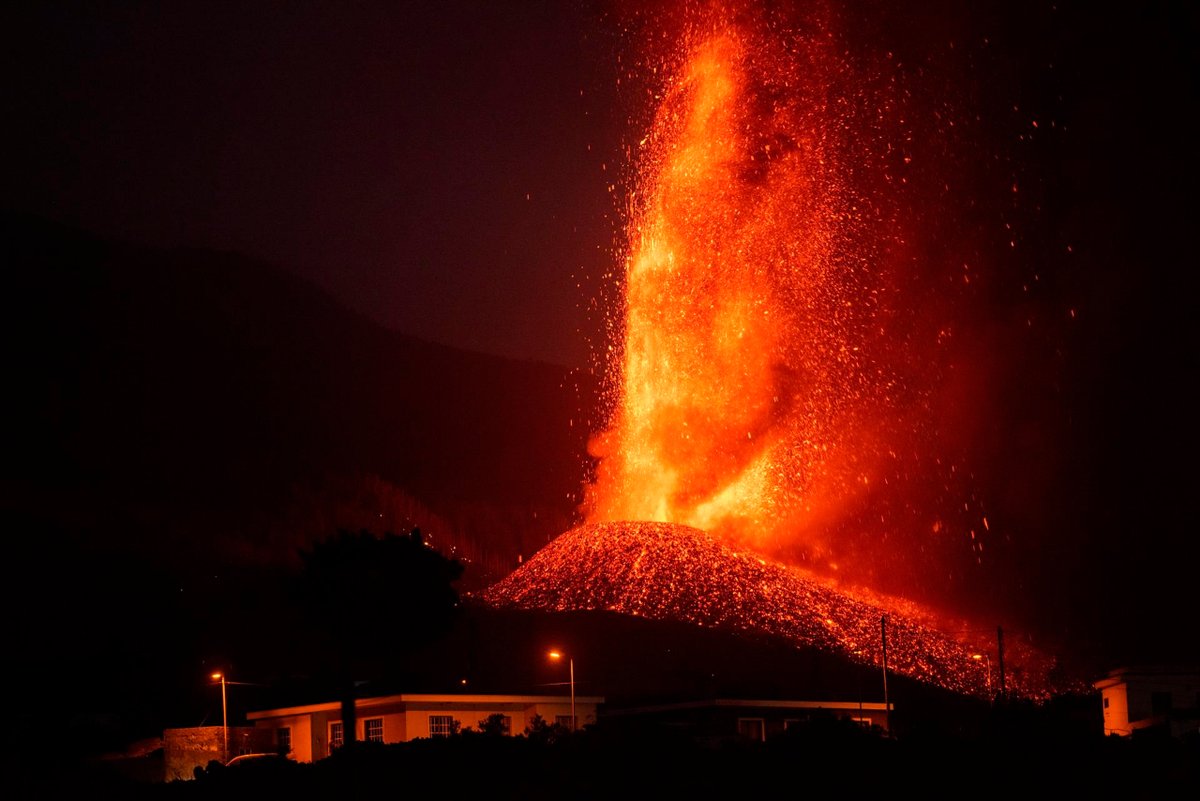 Los #drones ✈️ están siendo de gran utilidad ante la situación tan grave que está viviendo #LaPalma con la erupción de su #volcan 🌋: sin ellos, Emergencias, Salvamento y científicos no podrían tomar la mayoría de decisiones. ¡Mucho ánimo y fuerza a todos los palmeros!💙