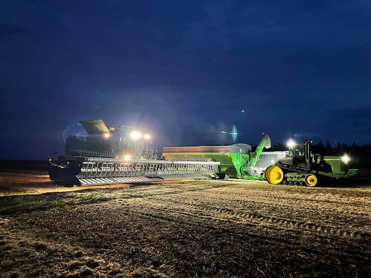 HaugenFamFarms's tweet photo. Calling it a night. 🌙
#beanharvest
#haugenfamilyfarms
#harvest2021
📸: Steph Haugen https://t.co/OVJl1WuMFI