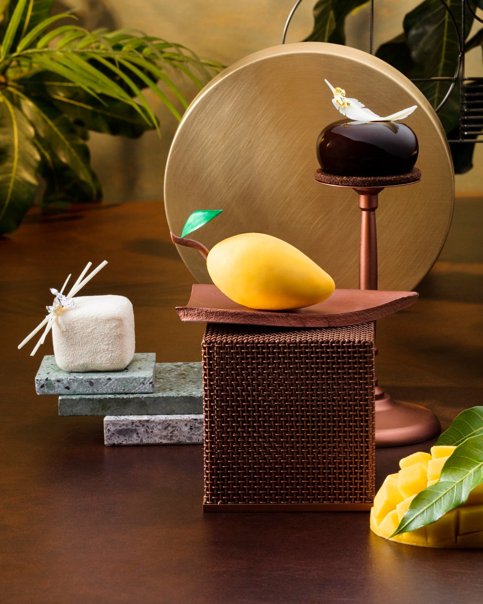 marinabaysands's tweet photo. Start your weekend on a sweet note w/ decadent pastries 🤤 from #OriginandBloom, located at our Lobby, Hotel Tower 3. Choose from (L to R) our Cheesecake, Mango, and Black Symphony Cake. Available daily for #MBSTakeaway from 9:30AM onwards; while stocks last. https://t.co/gLAuLFvuLL