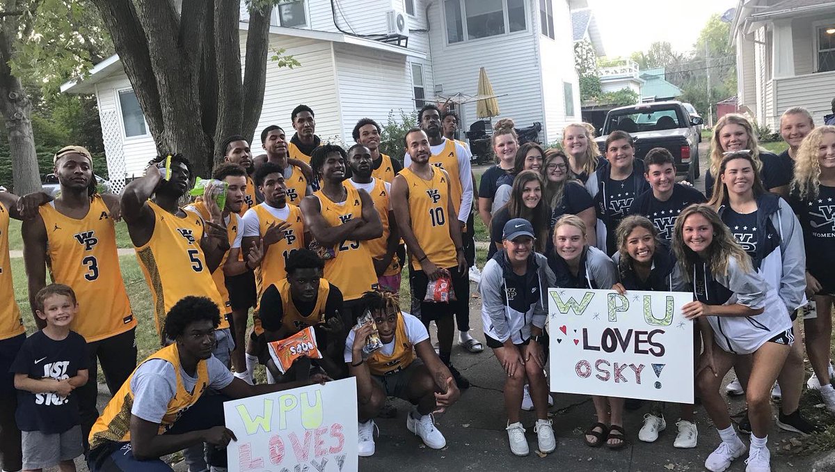 WPUWomensGolf's tweet photo. Our girls loved interacting with the community during the Oskaloosa High School Homecoming Parade!🤩🍬🍭#OskysCollegeTeam https://t.co/cRZlsIiFWj