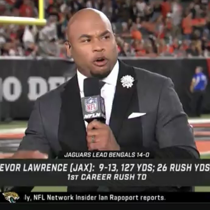 barstoolsports's tweet photo. When you have Thursday Night Football at 8 but prom at 10 https://t.co/Vr0m0DtLPE