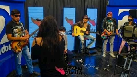 alenguasueltaok's tweet photo. Otro programa más! 😄 y nosotros seguímos muy contentos! Te queremos compartir algunas postales de lo que fué el programa n° 13!🤩 invitadxs Violeta Gil (periodista y militante) Diego Maita (profesor y militante) y banda invitada Pablo Luna 🎶🎸��🎙️ #ALenguaSuelta https://t.co/NQ2lmjEsnq