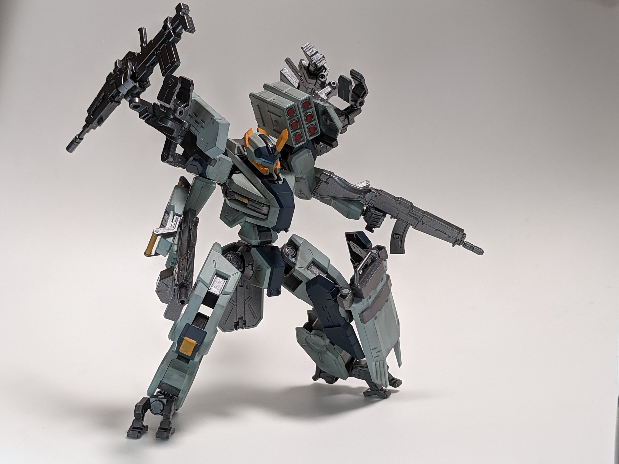 インディー上松 最近モーターヘッドばっかり メインシステム 戦闘モードを起動します メイレスビャクチ火力試験型 完成しました 肩のハンガーラックは手持ちの武器と懸架してる武器を交換出来ます もうギミックも何もかもがacvですねぇ 今更