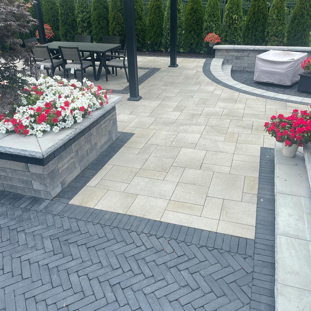 This outdoor patio is getting 𝕕𝕠𝕦𝕓𝕝𝕖 the love with our #Umbriano and #Copthorne combination. 💯

—————
📸 unilock_chas (IG)
👷‍♂️ #ChoiceLandscaping
⚒️ Umbriano (Summer Wheat) with Copthorne (Basalt)
—————

#Unilock #outdoorlivingspace
