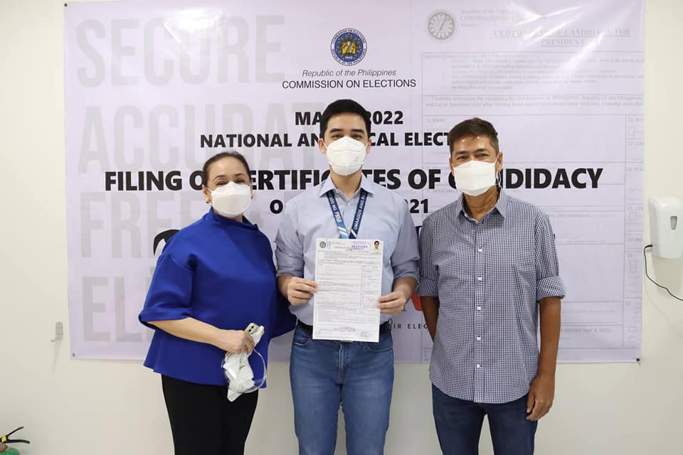 PhilippineStar's tweet photo. 'DI NAMAN KAILANGAN NG DRAMA AT SUSPENSE 😅'

Pasig City Mayor Vico Sotto accompanied by his father, Vic Sotto, and mother, Connie Reyes on Friday filed his certificate of candidacy for reelection.
(Photos/Vico Sotto) https://t.co/LmEWfkUgsG