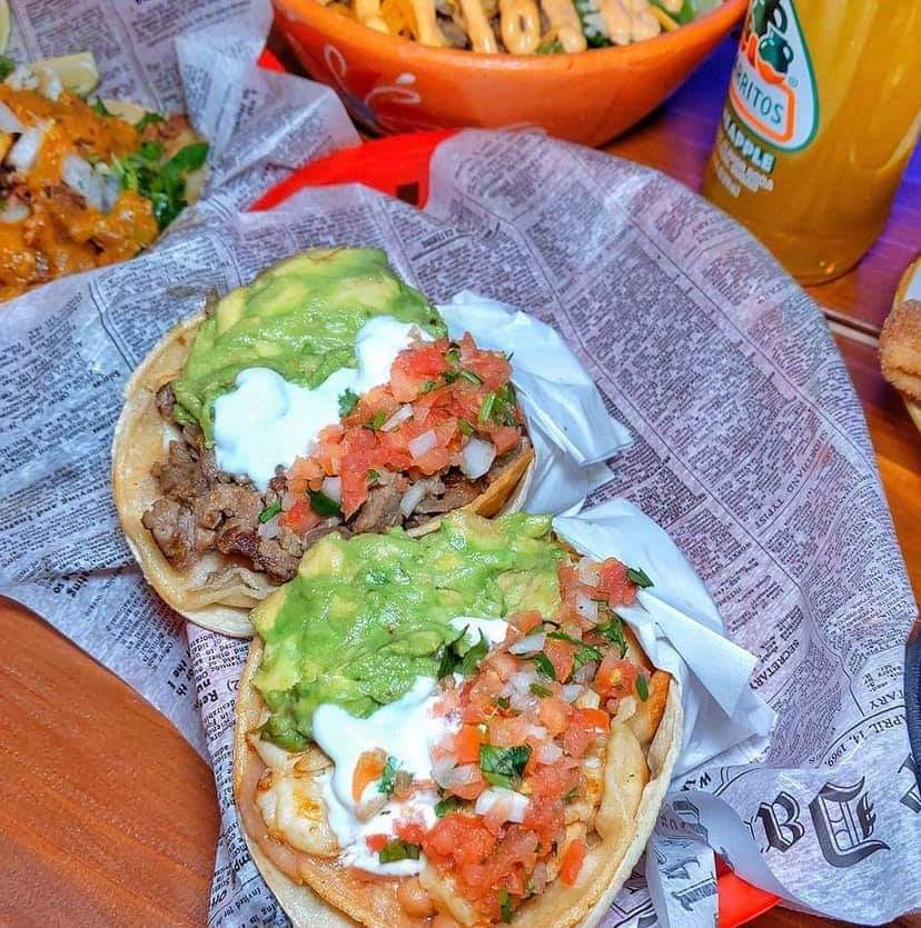 GallosLv's tweet photo. Ya probaste EL GRAN GALLO TACO 🌮 🐓
Queso Monterrey 🧀 derretido en dos tortillas de maíz grandes, rellenas con carne 🍗🥩🦐🐖 de tu elección, frijoles, pico de gallo, crema y aguacate 🥑 fresco. Lo puedes acompañar con salsa roja o verde. https://t.co/UVeRDfC6oM