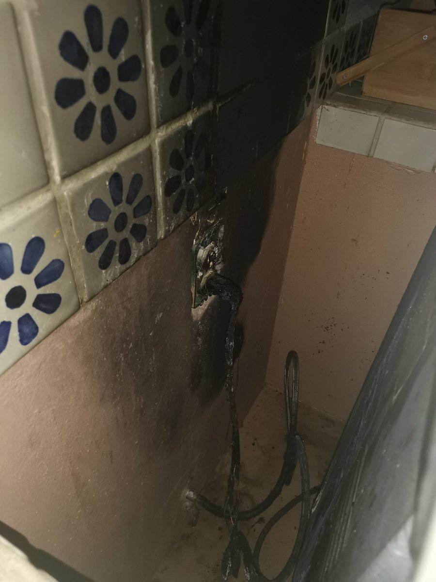 paladub1's tweet photo. @CFEmx salí de mi cas por 30minutos, regreso y mi casa está en llamas, mis vecinos me reportan que la camioneta de uds vino a cambiar un medidor y me encuentro con esto: dure 30 minutos en que me contestaran la llamada, no tengo luz, no tengo estufa, no tengo agua #CFE2021 #cfe https://t.co/4cUBt8CUOF