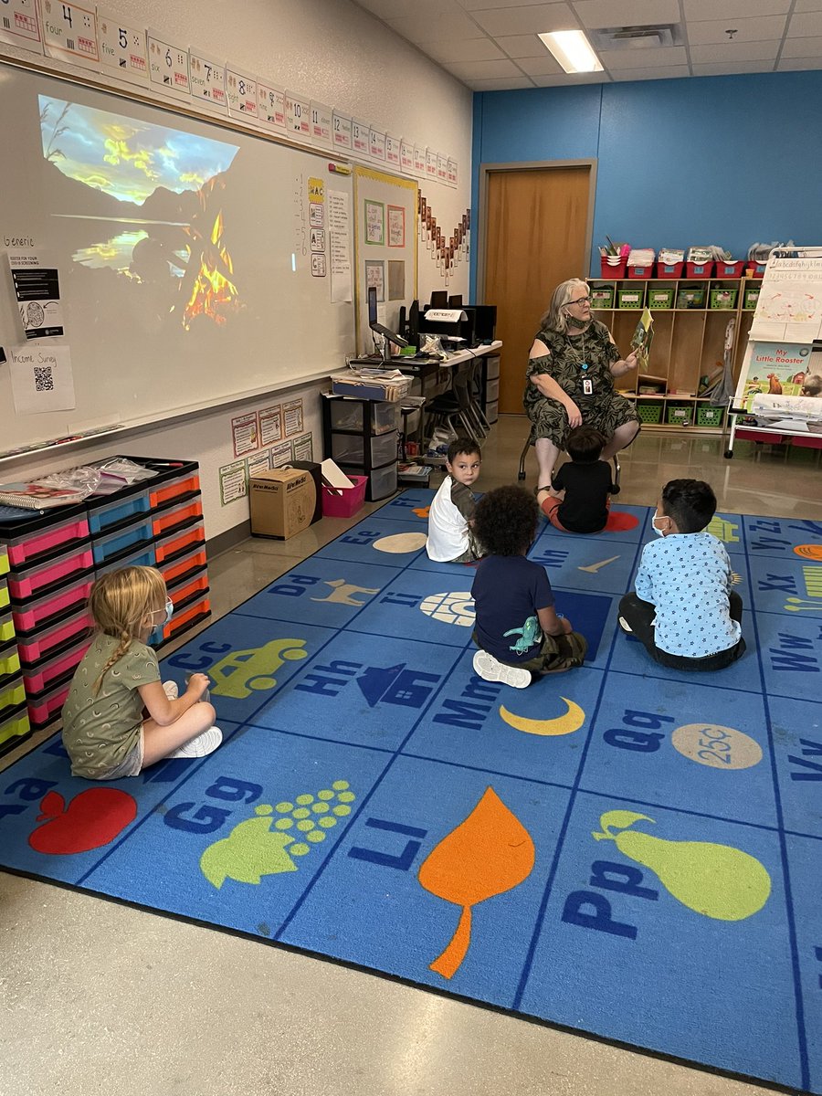 LeepsLitLair's tweet photo. What a wonderful night to Fall in Love with Reading! Thank you to all of our amazing teachers for such a fun evening! #pvlionpride https://t.co/AdTzfQ4Vc8