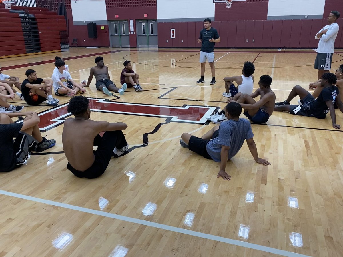 Farmer_Hoops's tweet photo. Thank you! Nick @nickiniguez2 for taking time out of your day to speak with the varsity and JV team about the importance of player accountability, leadership and the value of time.
#Leadership
#Playeraccountability
#Thevalueoftime https://t.co/L9Qg8YBj85