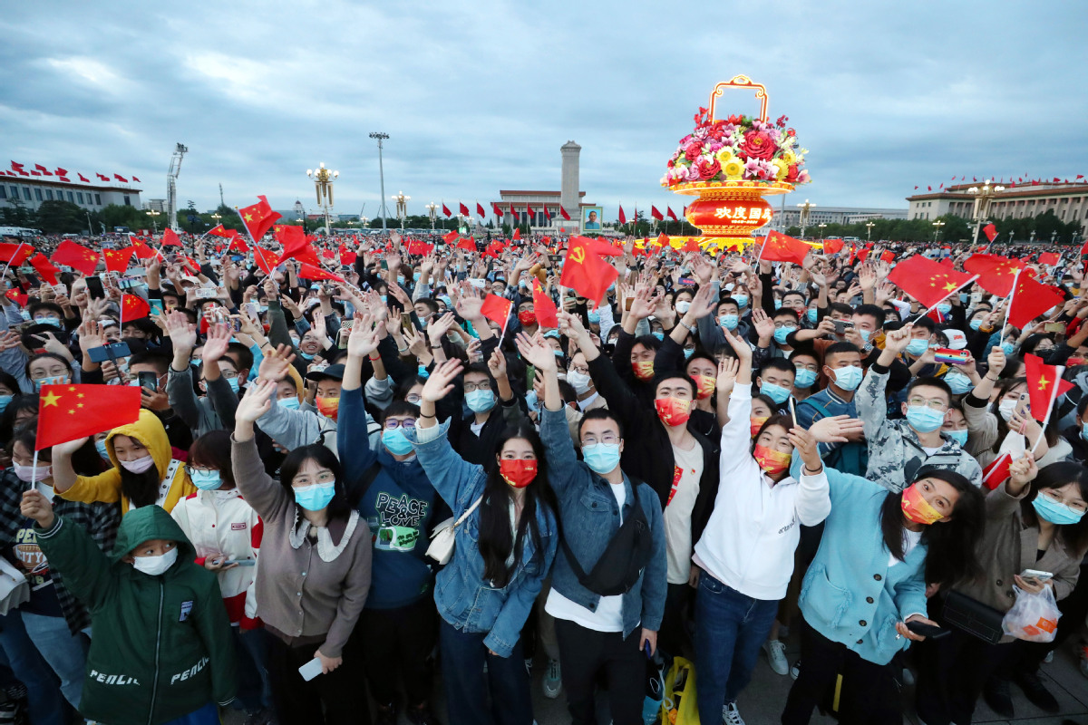 ChinaDaily's tweet photo. A flag-raising ceremony was held in celebration of the 72nd anniversary of the founding of the People's Republic of China, at Tian'anmen Square in Beijing, on Oct 1, 2021. https://t.co/TbKNiaV6kO