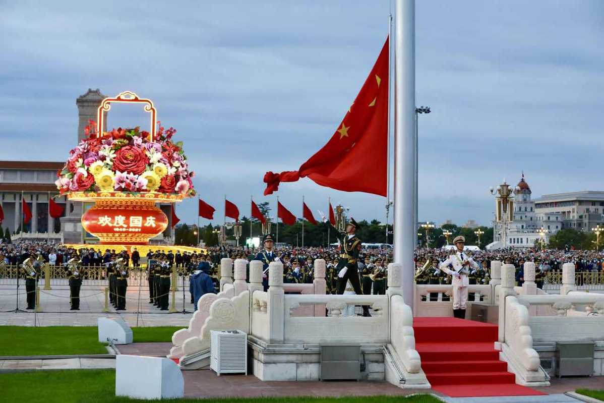 ChinaDaily's tweet photo. A flag-raising ceremony was held in celebration of the 72nd anniversary of the founding of the People's Republic of China, at Tian'anmen Square in Beijing, on Oct 1, 2021. https://t.co/TbKNiaV6kO