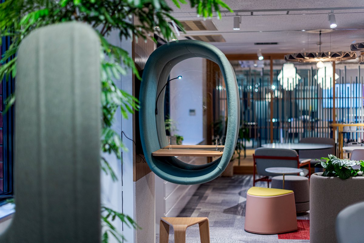 WSI_JP's tweet photo. 【Showroom 商品紹介】

今回は弊社ショールームにございますBuzziSpace社のBuzziRingをご紹介させていただきます！

吸音効果があるコンパクトな壁掛け式のスペース☆彡

短時間のミーティングやメールのやりとり、電話をかけたりするのに理想的な空間です！
#インテリア #wsi #おしゃれ #buzzispace https://t.co/oddJFuFBEz