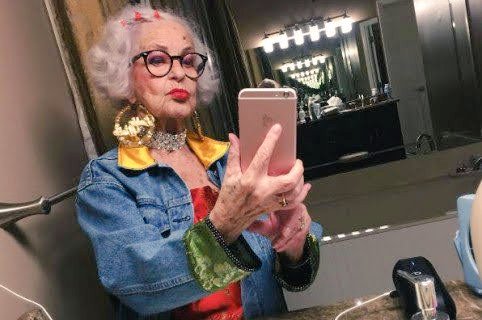 селфи бабушки. приколы телефона бабушки. мем бабка фоткает. старуха с телефоном. приколы телефона бабушки.