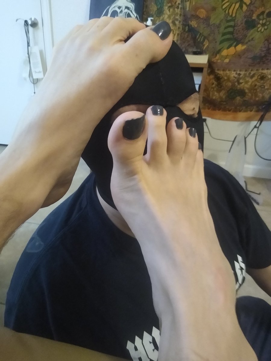 Wolfpause1's tweet photo. Talking bout sniffing paws
#sniffingpaws #footlover #toesniffer #smellmyfeet #bigfeet https://t.co/yeQbQvsqxW