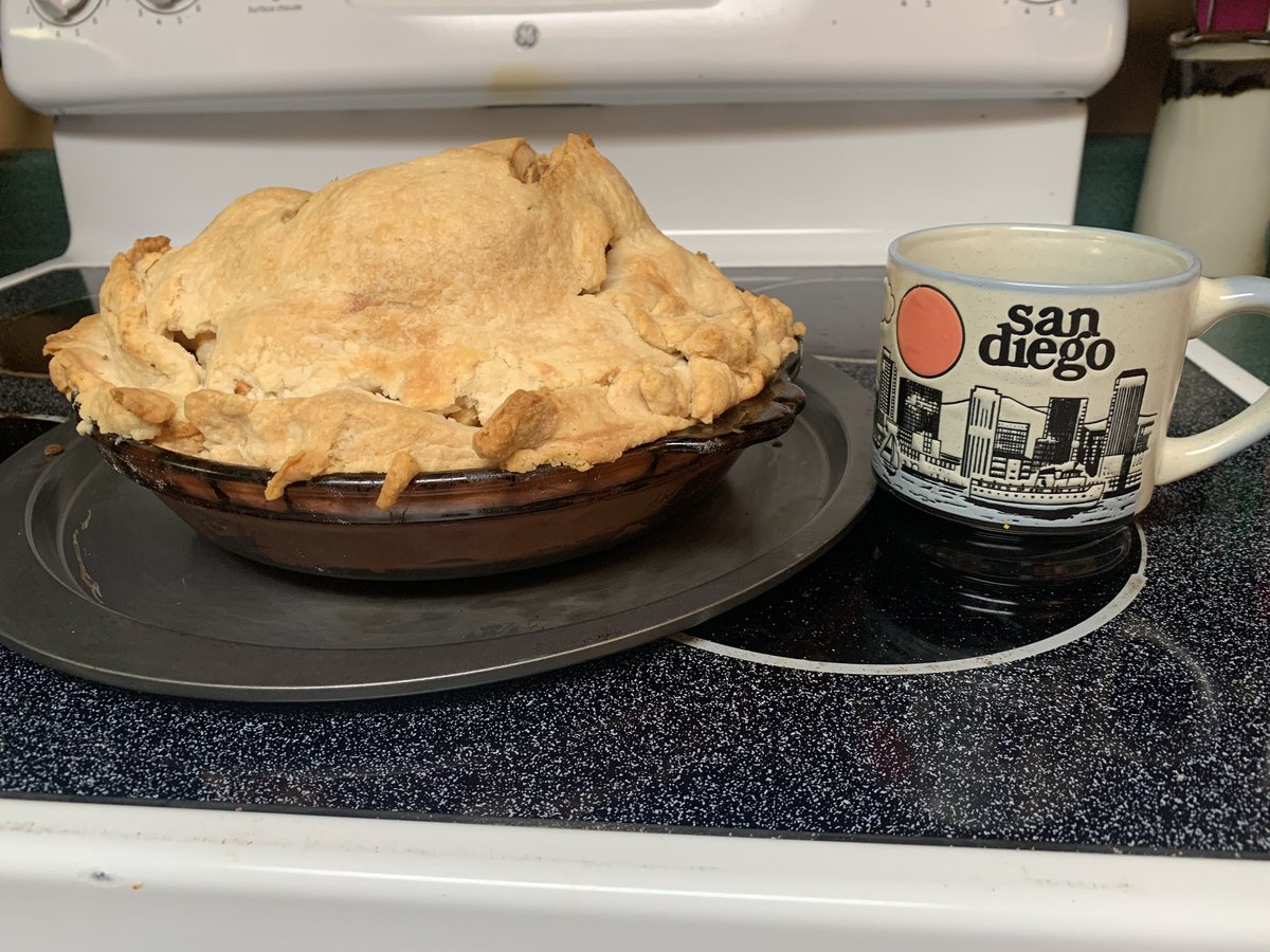 Aggeez28's tweet photo. Pretty sure not many people make apple pie 🍎 like my better half! THIS is deep dish apple pie! #homegrown apples. Official weight is 4.2 lbs (after deducting the pan weight) of goodness. #prettylucky #blessed Looking forward to this for breakfast 😁 https://t.co/FZlmXoaUF8
