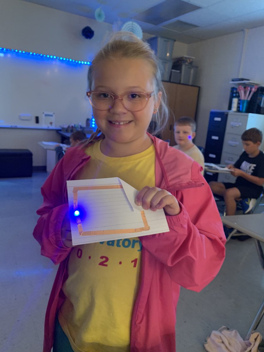 mrsk_hicks's tweet photo. More paper circuits! #lispatriots #teamdcs https://t.co/nUaNGMSESE