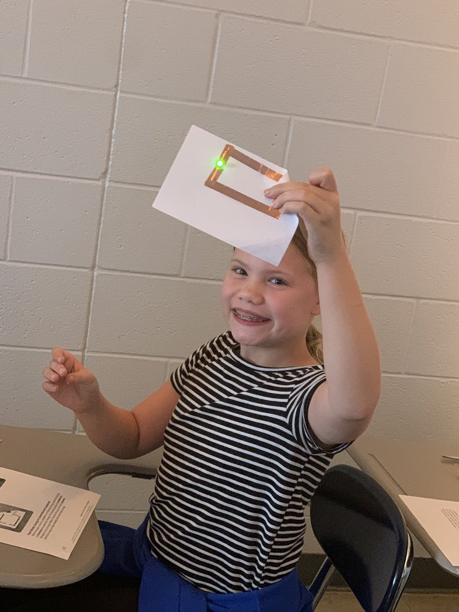 mrsk_hicks's tweet photo. More paper circuits! #lispatriots #teamdcs https://t.co/nUaNGMSESE