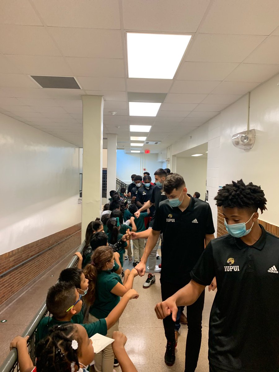 IUIndyUWay's tweet photo. @IUPUIMensBball started a new @uwci Read Up program with @path_school. Your donation to @IupuiUway can help more students learn to read. https://t.co/cuSias6Ta4