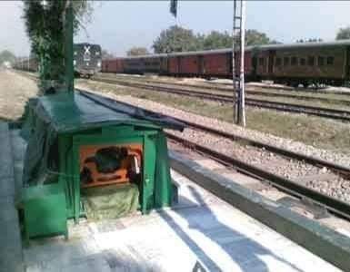 tiwarisahb's tweet photo. मजार के बगल में बने अवैध रेलवे स्टेशन सरकार को चाहिए कि तुरन्त मजार के जमीनों को खाली कराना चाहिए और रेलवे स्टेशन को कही और सिफ्ट करना चाहिए।

🤣🤣🤣🤣🤣🤣यह भारत है भाई https://t.co/pVn0uvmXxb