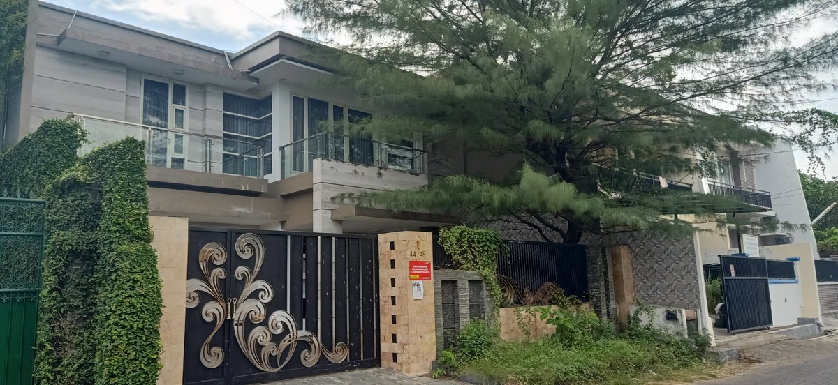 Waduh banyak banget isu2 tentang komunis. Eitss, tapi rumah ini masih tetep duduk manis 😍 rumah lelanh di Mojoklanggru ini masih menunggu pemilik barunya dengan harga 4,9M udah dapet rumah dengan luas tanah 541m² ini lho guys 🔥🔥🔥 yuk langsung dm for more info ☎️☎️