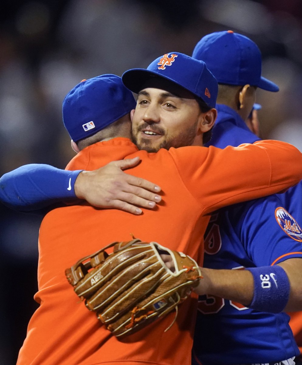Mets's tweet photo. Capping off the last home game with a #MetsWin. 🙌 https://t.co/upfQN6hxOP