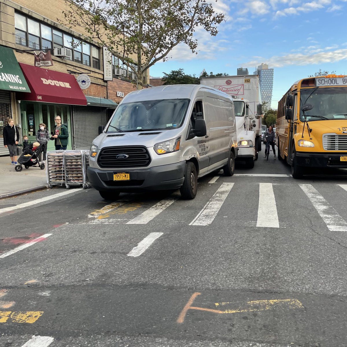 D00RZ0NE's tweet photo. #bikeNYC ‘infrastructure’
#deBlasiosStreets #FixVanderbiltAve https://t.co/ixE9yfwQyc