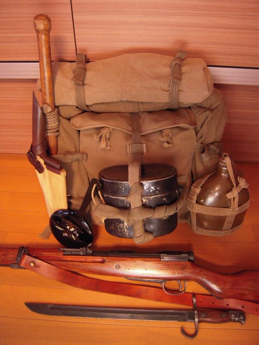 ホムセンでも売ってる兵式飯盒には背嚢縛着用金具がまるで盲腸のように残ってるからなあ。これは北野古子さんお出かけセット。>RT 