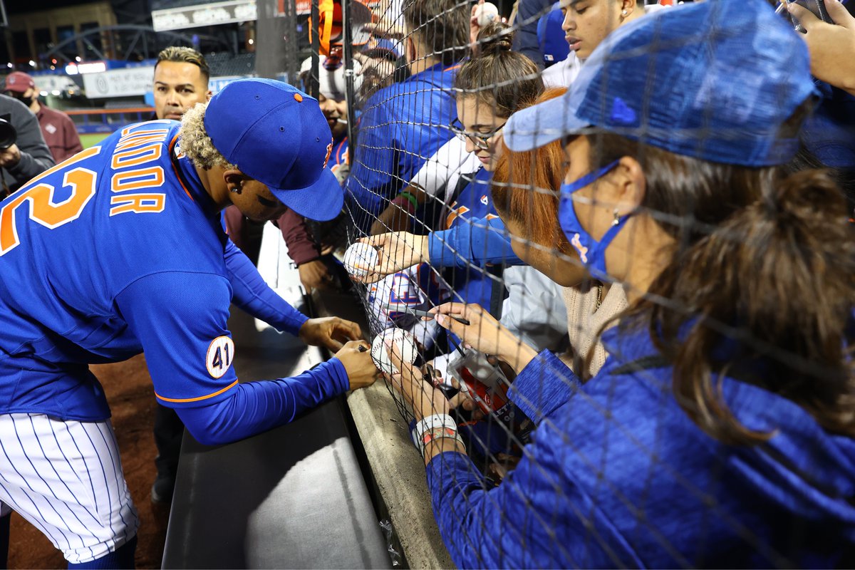 Mets's tweet photo. .@Lindor12BC made sure to show the #Mets fans some love after the game. 🧡💙 https://t.co/l7Bp6UfjzV