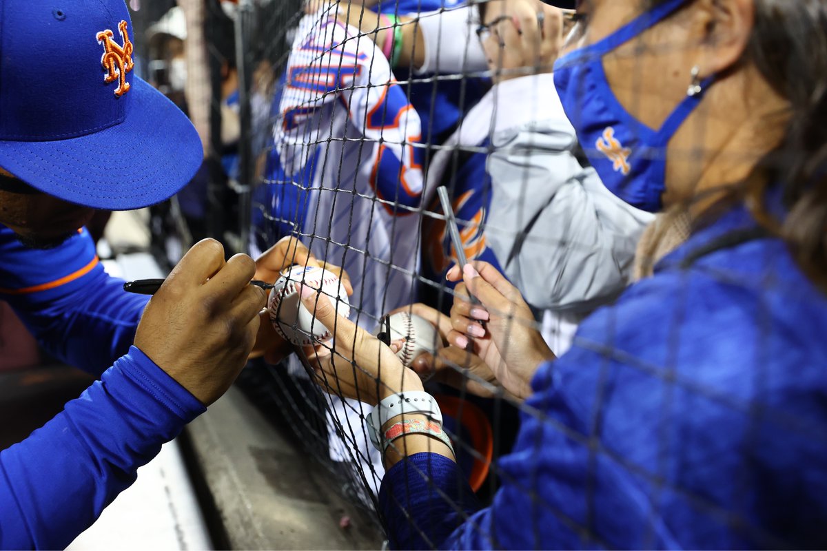 Mets's tweet photo. .@Lindor12BC made sure to show the #Mets fans some love after the game. 🧡💙 https://t.co/l7Bp6UfjzV