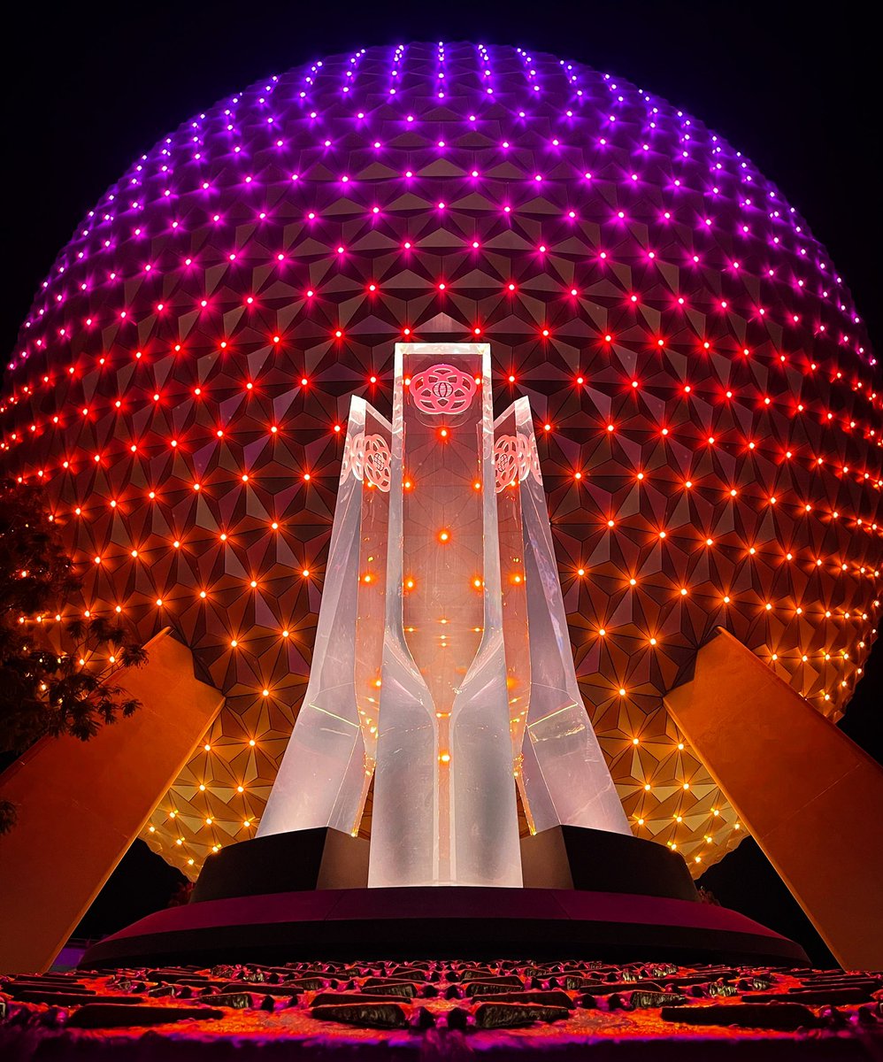 tradzak's tweet photo. Definitely my new favorite thing! 🙌🏽✨🌐 #beaconsofmagic #pointsoflight #spaceshipearth #epcot #epcotcenter #wdw #waltdisneyworld #disney #disneyboy #disneyparks #disneyworld #passholderlife #ilivewhereyouvacation #nowmorethanever #disneymagicmoments #disneyworld50 https://t.co/4JSlSCsCjC