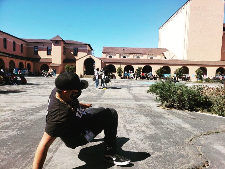 hailmaestro's tweet photo. Impromptu #breakdance session broke out in the Quad during lunch. Our Breakdance Club kicked it off and then I threw KRS-One and my old ass WENT IN. Jiu-Jitsu has helped my 6-step some hahaha 🍑🦀🥴 #6step #assistantprincipal #suckafreecity https://t.co/t1daYaZPPX