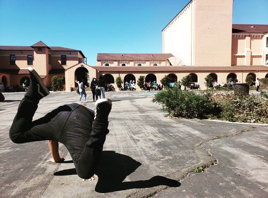 hailmaestro's tweet photo. Impromptu #breakdance session broke out in the Quad during lunch. Our Breakdance Club kicked it off and then I threw KRS-One and my old ass WENT IN. Jiu-Jitsu has helped my 6-step some hahaha 🍑🦀🥴 #6step #assistantprincipal #suckafreecity https://t.co/t1daYaZPPX