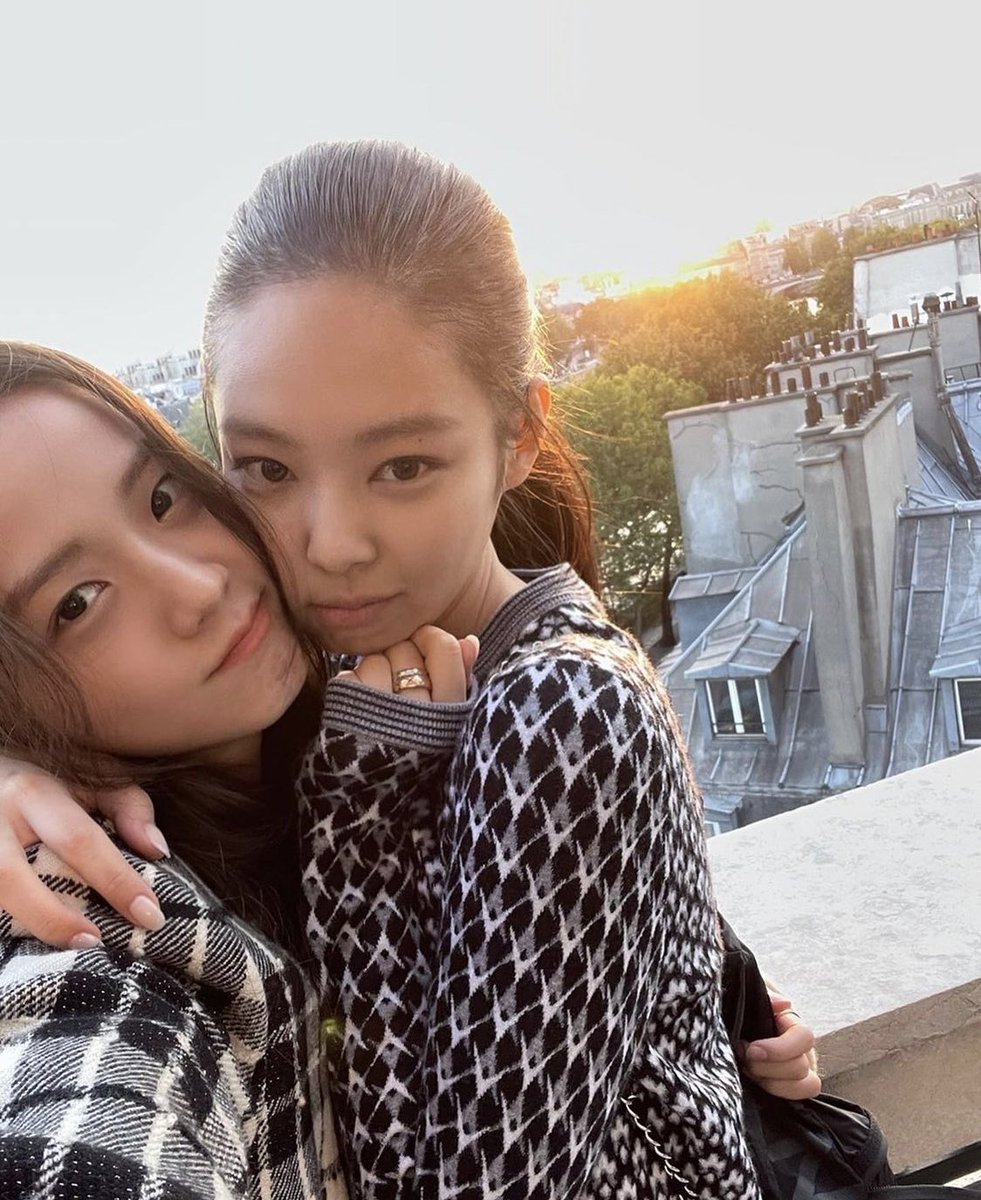 WORLDMUSICAWARD's tweet photo. #BLACKPINK's #Jennie shares cutest pics of her date night with #Jisoo in Paris...💃💃🗼🇫🇷🌄 👑👑🖤💗 @BLACKPINK 
https://t.co/voIKiI1GUN https://t.co/qbj2xJCOO9