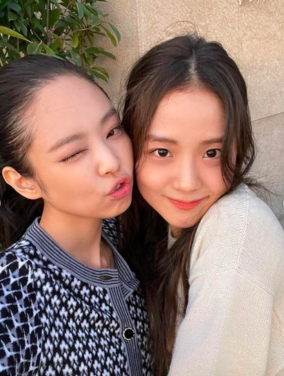 WORLDMUSICAWARD's tweet photo. #BLACKPINK's #Jennie shares cutest pics of her date night with #Jisoo in Paris...💃💃🗼🇫🇷🌄 👑👑🖤💗 @BLACKPINK 
https://t.co/voIKiI1GUN https://t.co/qbj2xJCOO9