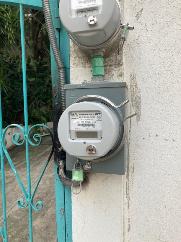 paladub1's tweet photo. @CFEmx ocupo que atiendan este servicio X1311552442 vinieron cambiaron un medidor y cuando llegue a mi casa me topo con esto!! #noluz #noagua https://t.co/nZO0UXerZw