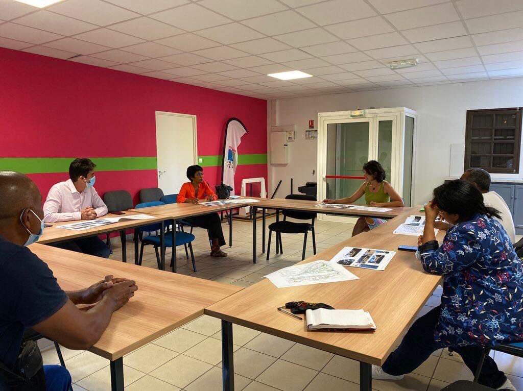 Retour en images sur la visite de Madame La Maire <a href="/ebareigts/">Ericka Bareigts</a> à #LaSource. 
Au programme échanges avec des #associations du #quartier, l’équipe municipale, des #habitants et des acteurs #économiques, qui œuvrent chaque jour pour l’évolution de ce beau quartier ! 
#proximité