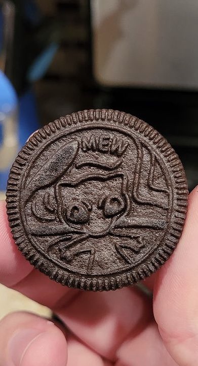 PTAustin316's tweet photo. Sophia just got herself a Mew Oreo. She wants me to eat it with her after my workout. That I will do. Thats a promise. #OreoMew #Pokemon https://t.co/lJKci69Zuh
