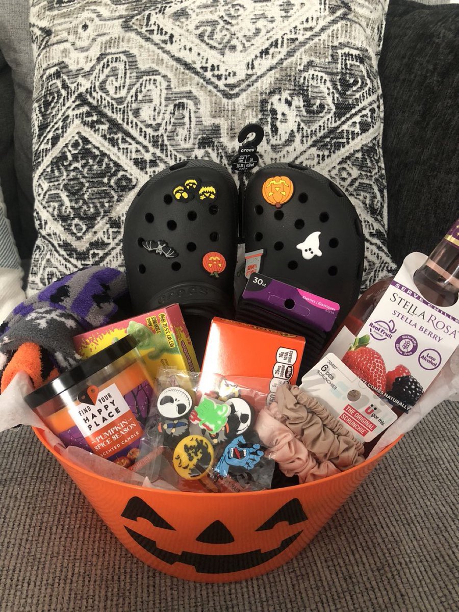 JosephGon210's tweet photo. Anyone want a spooky basket this year ?🥰 https://t.co/5I8b8Qarzg
