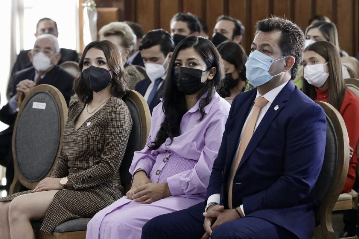 KarlaLeonardoT's tweet photo. En la toma de protesta de lo que es el mayor reto en mi vida hasta hoy, asumo el cargo de Regidora en el @GuadalajaraGob , lo hago con toda la responsabilidad que implica y por supuesto con muchísima gratitud, no les vamos a fallar y lograremos una Guadalajara más chula🧡 https://t.co/UbbgKZfchA