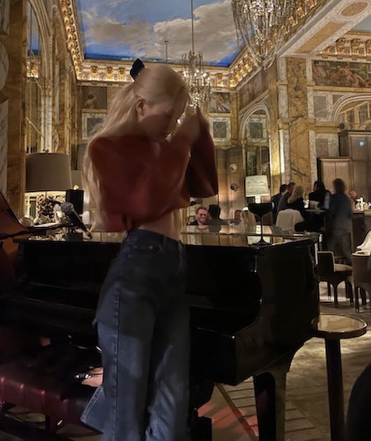 ROSÉ (@roseylook) on Twitter photo 