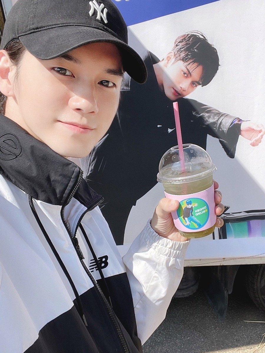 ongnivore's tweet photo. Drinking the coffee prepared by lovely WELOs in a very cool and hip way. Junki's energy: recharged! ⚡ https://t.co/0omYlgqNnw
