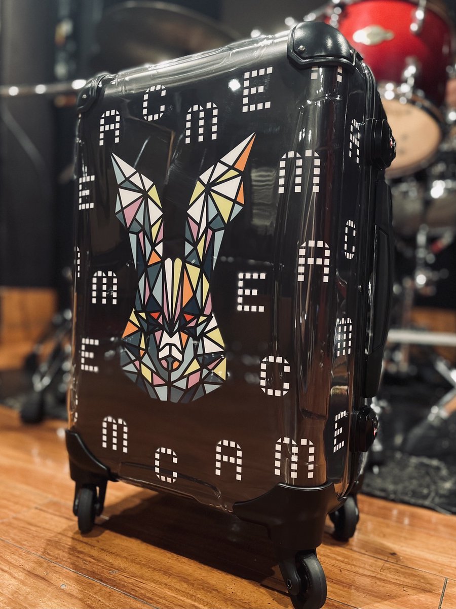 ACMEOFFICIALJP's tweet photo. 👍ACME New merchandise Info👍
ACMEオリジナルキャリーバッグ登場✨️

🎸Unbreakable Tour 2021(IN JAPAN)
🚎ACMEと旅するスタンプラリー開催🚎
ツアー中スタンプ40個集めたら...
もれなく[キャリーバッグ]が貰える😆
当日チェキ一枚購入でスタンプ一つGET

チェキ買ってキャリーバッグをGETしよう！ https://t.co/q6hCfJIY8D