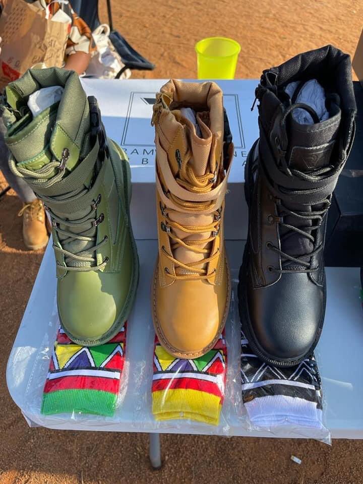 Hustler of the day ❤️

This is Ramphashane Mbadada Founder And Ceo Of RM a South African Shoe brand 🔥❤️

May God Bless you my brother