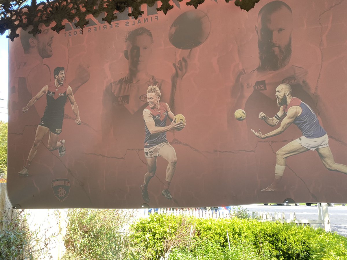 peely76's tweet photo. #MelbourneLockdown6 Friday Lunch: sashimi staring at #TRAC #clarry #maxxy & #kozzy
.@melbournefc The Dees emblem paint on the fence & banner are not coming down for a while yet…😈
Front garden bliss. https://t.co/dsITVQJpNd